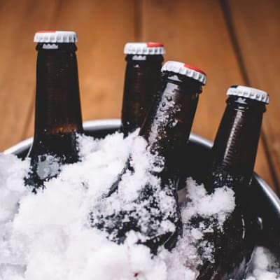 Selección de proveedores de botellas de cerveza con alcohol