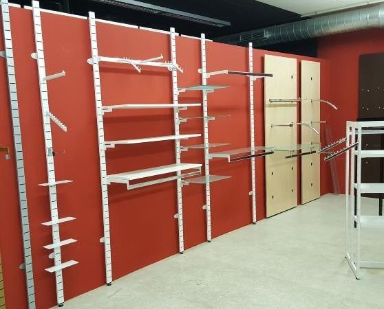 Sistema vertical pared. Sistema modular que se adapta a qualquier medida de las paredes con todo tipo de accesorios:estantes, perrokets, ganchos, etc
