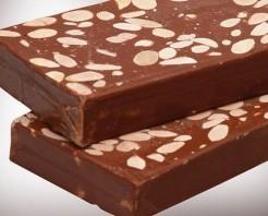 Turrón chocolate almendras 300g. Suave mezcla de chocolate con leche y almendras marconas enteras