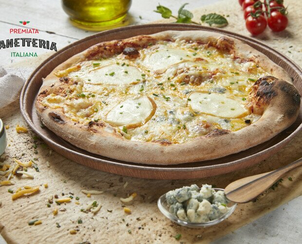 4 quesos. Pizza napolitana 4 quesos en bandeja