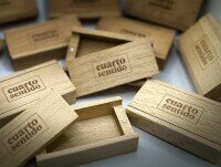 Embalaje. Cajas de madera grabadas para esencias de Cuarto Sentido