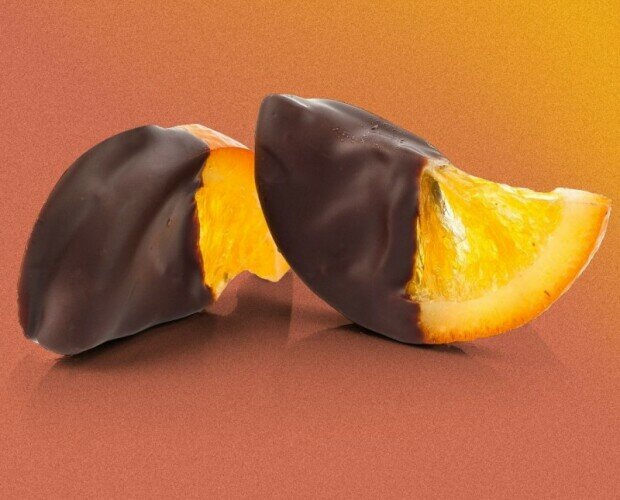 Naranja con chocolate. Delciosa naranja confitada al chocolate.