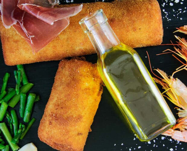 Flamenko y mini flamenko tierra. Pechuga de pavo empanada, rellena de jamon serrano, espárragos y gambas al pilpil.