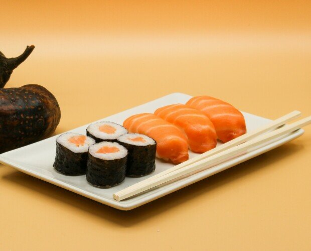 PLATO PARA 1. Nigiri y maki de salmón, la opción mas tradicional.