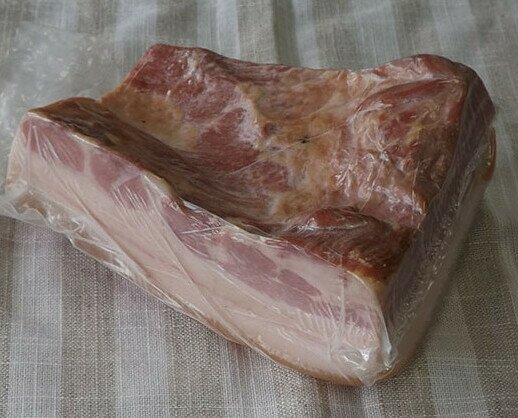 Bacon. Pieza de bacon ahumado para aportar gran sabor a los platos
