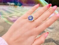Joyas. Nuestro auténtico anillo de cuarzo místico tiene un color arcoíris muy interesante