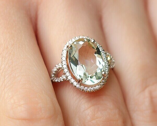 Anillo Gema Natural Amatista Verde. Nuestro anillo con su gran 5.5 quilates de piedra amatista verde.