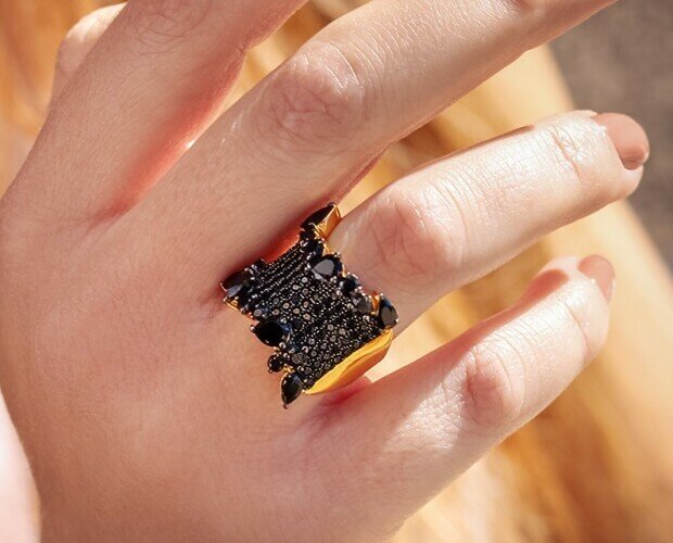 Anillo Exclusivo. Nuestro exclusivo y súper elegante anillo de auténtica espinela negra evoca elegancia