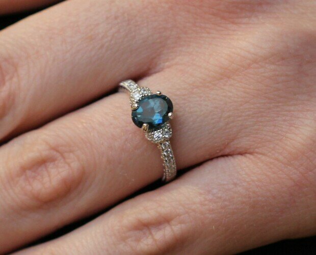 Anillo Genuina Piedra Topacio Azul. Nuestro majestuoso y moderno anillo de auténtico topacio azul London