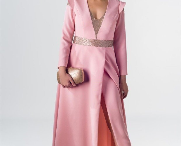 Vestido Lobelia. De escote pronunciado, con un precioso color rosa