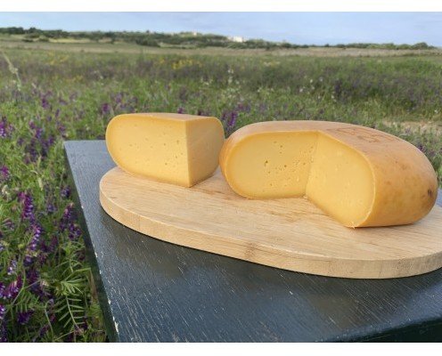 Queso Semicurado. Imagen de nuestro delicioso queso semicurado Denominación de Origen Mahón-Menorca.