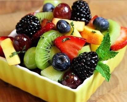 Fruta pelada y cortada. Frutas deliciosas y nutritivas
