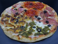 Pizzas Precocinadas. Pizza 4 estaciones. Estirada a mano con ingredientes naturales, sin conservantes.