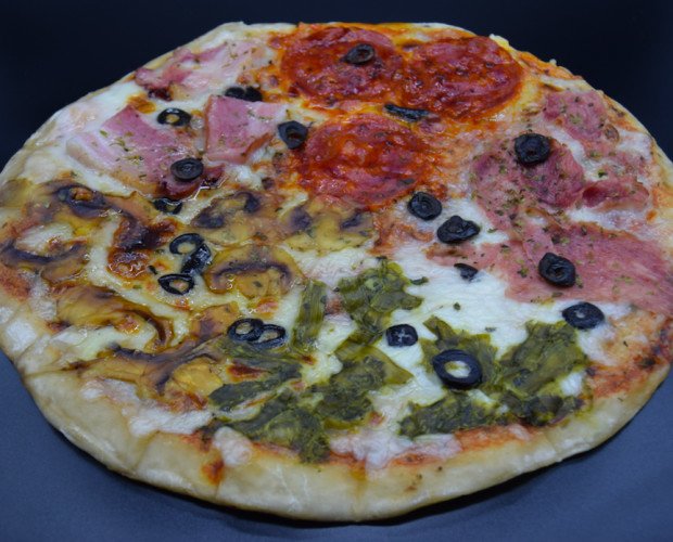Pizzas Precocinadas.Pizza 4 estaciones. Estirada a mano con ingredientes naturales, sin conservantes.
