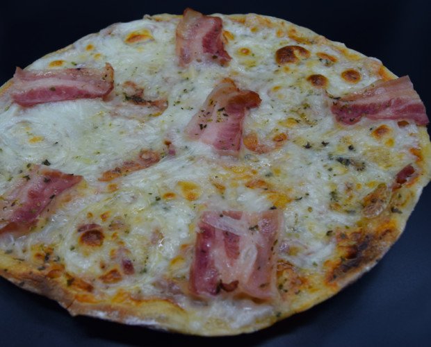 Pizza Carbonara. Compártela con amigos o familiares