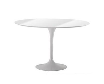 Tulip Table 80. Inspirada en un diseño de Eero Saarinen. Mesa circular con base de hierro lacado en color blanco y sobre de madera lacado en blanco. Disponible en 80, 100, 110 y 120 cm de diámetro