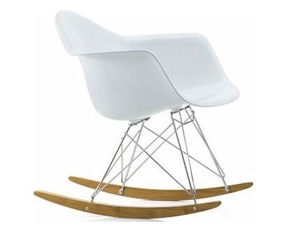 Rocking Chair RAR. Estructura en acero cromado y madera de roble, asiento fabricado en abs. Colores disponible blanco y negro