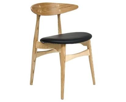 CH33 Chair. Estructura realizada en madera de fresno, tapizada en piel negra o blanca. Altura asiento 45cm.