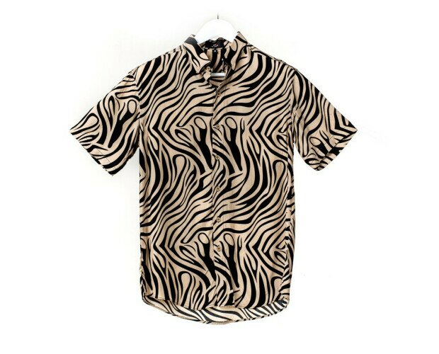 Camisa de cebra. Camisa fabricada en viscosa con estampado animal print de cebra