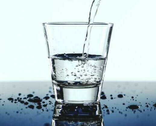 Agua natural. Disponemos de bebidas al mejor precio