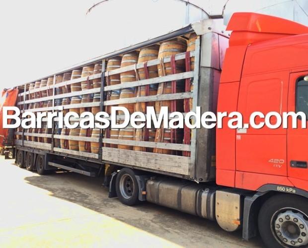 Barricas. Camión repleto de barricas españolas