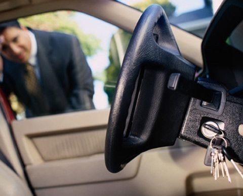 Abrimos su coche o vehículo. Si se ha dejado las llaves dentro del coche, contacte su cerrajero urgente 24 horas