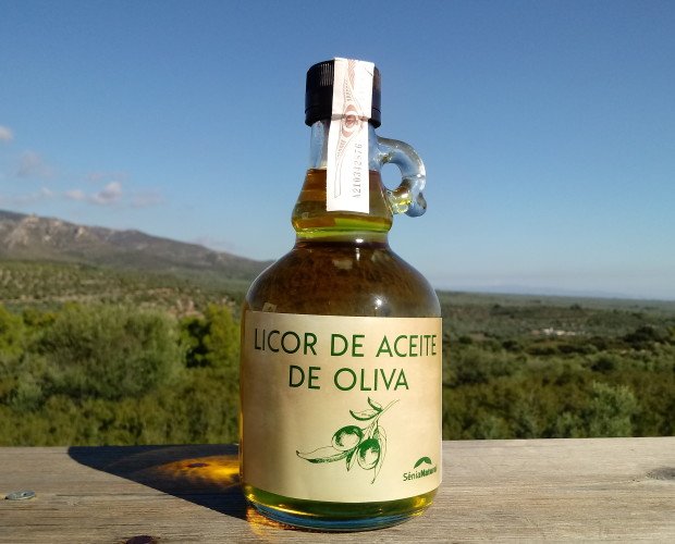 Licor de aceite de oliva. Licores elaborados con productos agrícolas más tradicionales de nuestro campo