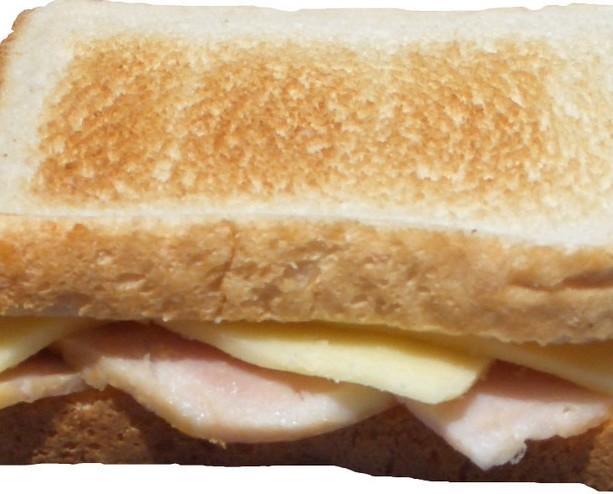 Sándwiches de bacon con queso. Se pueden realizar de otros sabores