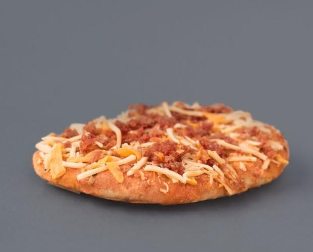 Pizza bacon. Mini pizza de bacon y pollo. Pan de tosta, bacon y queso mozarella