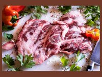 Carne de Cerdo Ibérico. Contiene jugosas vetas de grasa que le confieren sabor y textura exquisitos.