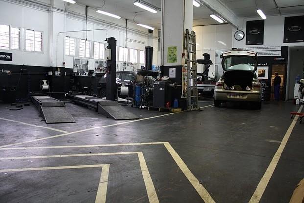 Nuestro taller. venta y reparación de neumáticos entre otros.