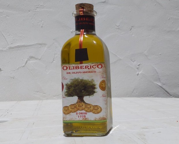 Aceite de Oliva. Este elixir de vida ha sido creado por el tronco retorcido del olivo con agua, sol, tierra y sudor .