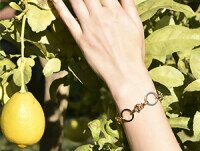 Bisutería. Anna Milan lanza su línea exclusiva de pulseras para mujer bañadas en oro.