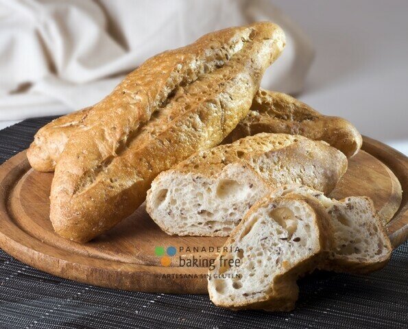 Pan con semillas. Pan de barra sin gluten enriquecido con varias semillas