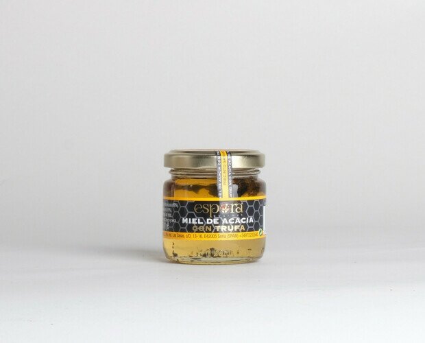 Miel de acacia. Miel exquisita, con D.O. Protegido acompañada de unas finas láminas de trufa
