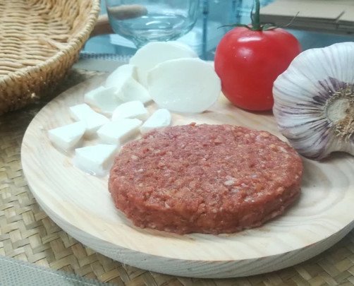Capresse. Hamburguesa elaborada con carne de lomo de cerdo y queso mozzarella y un toque de tomate
