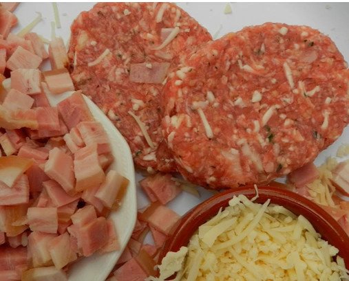 Beicón Queso. Hamburguesa elaborada con carne de lomo de cerdo con trocitos de beicon y queso emmental.