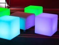 Cubos Iluminados para Hostelería. Mesa o puff con luz en forma de cubo. Multifunción.