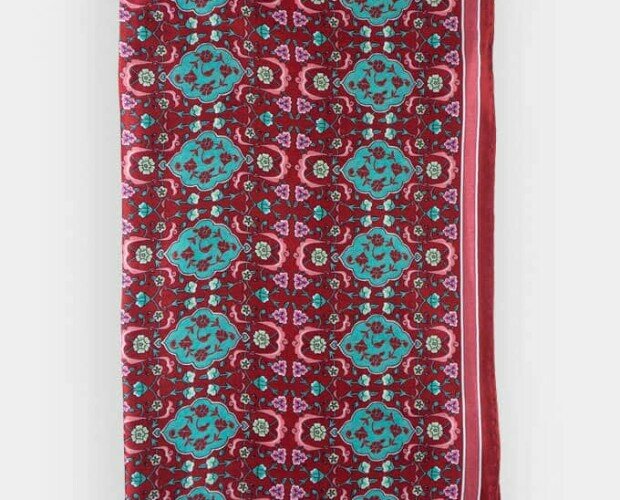 Foulard Rojo. Con un elegante estampado original hecho a mano por la artista Esra Yimdici
