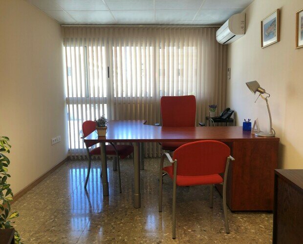Despacho Personal. Despacho Personal, equipado con fibra óptica, servicio de secretaria, etc.