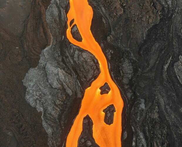 Drones para fotografía. Imagen de un río de lava tomada con un drón