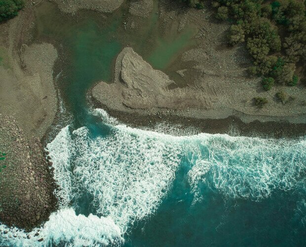 Fotografía con drones. Imagen de una playa tomada con un drón