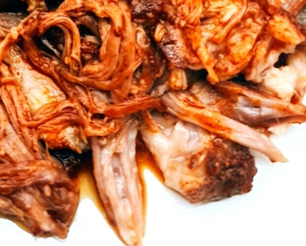 Pulled pork ibérico. Carne de cerdo ibérico cocinada a baja temperatura con especias mediterráneas.