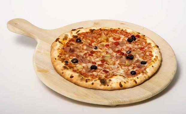 Pizza 4 Stagioni. Jamón cocido, alcachofas, pimiento rojo, olivas