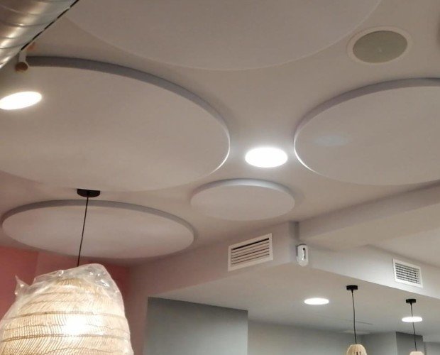 Paneles acústicos Techo. Soluciones acústicas con paneles en cafeterías