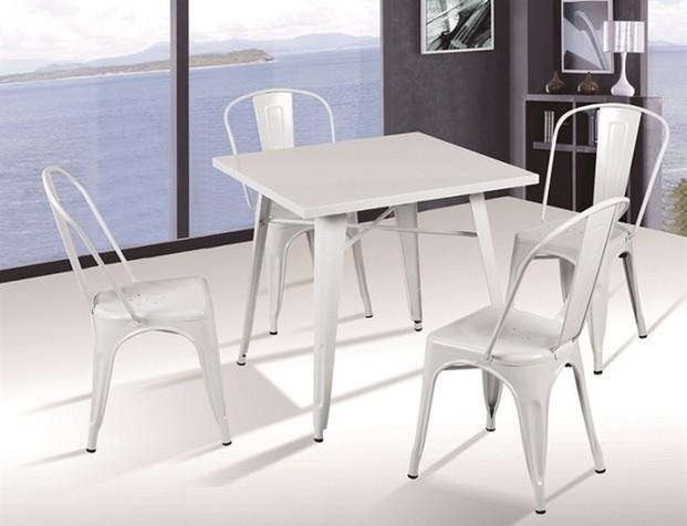 Set de mesa y sillas. Medidas mesa: 80x80x72 altura. Sillas: 45x52x86 altura.