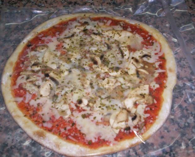 Pizza Funghi. Pizza con champiñones y cebolla