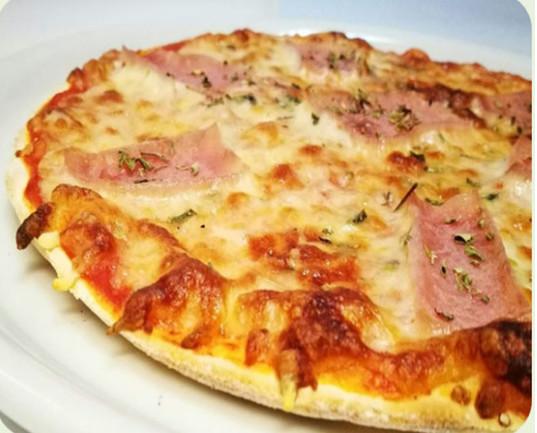 Pizza bacon y queso sin gluten. Deliciosa pizza