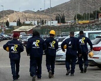 Trabajo en Refinería. Trabajadores entrando a la Refinería Repsol para realizar trabajos allí.