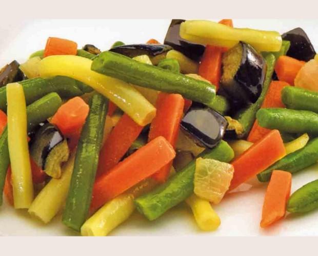 Verduras congeladas. Verdura pelada, lavada, cortada y congelada